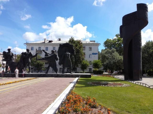 В центре города Бор, памятник