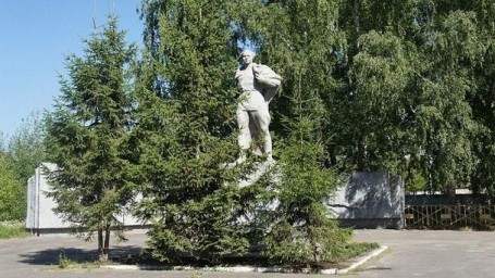 Памятник А. Гайдару около лицея №9