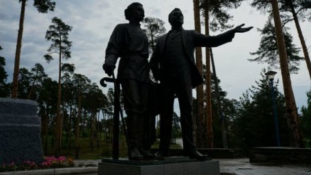 Памятник М. Горькому и Ф. Шаляпину на Моховых горах