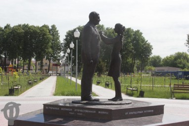 Памятник участникам войны в сквере 70-летия Победы